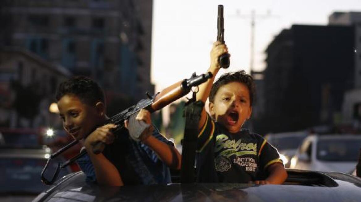 Λωρίδα της Γάζας: Με τα όπλα στα χέρια πανηγυρίζουν ανήλικα παιδάκια